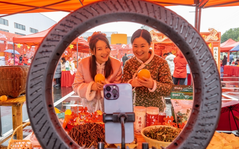 “中国年·荆楚购”2024全国网上年货节湖北活动在宜昌秭归启幕。
