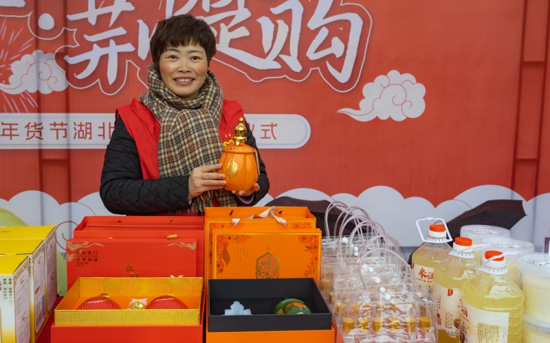 “中国年·荆楚购”2024全国网上年货节湖北活动在宜昌秭归启幕。