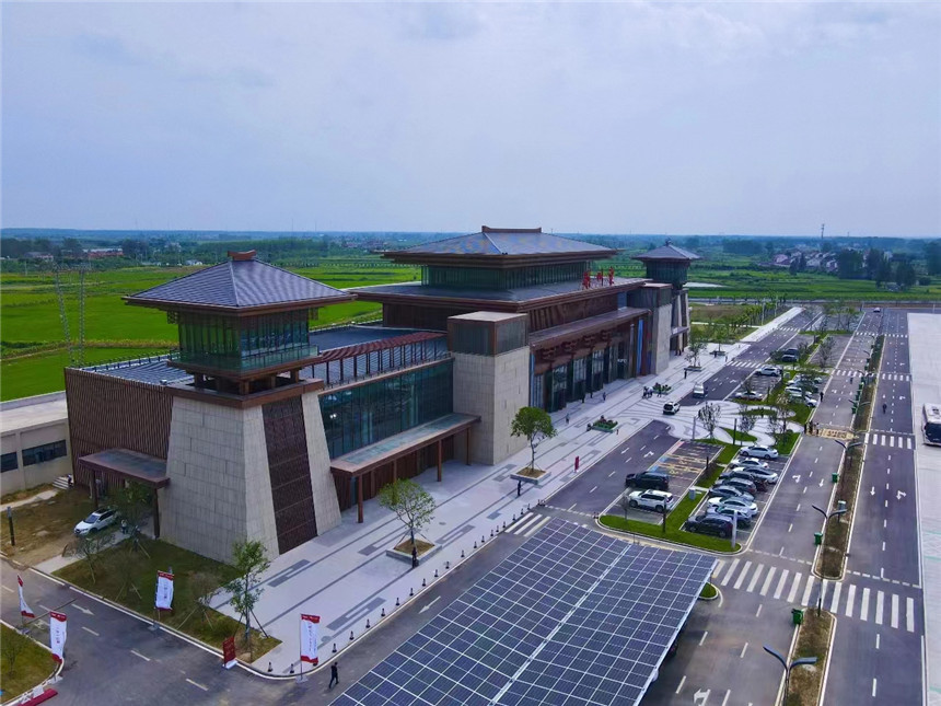 沪渝高速公路荆州东服务区投入运营。湖北交投集团供图