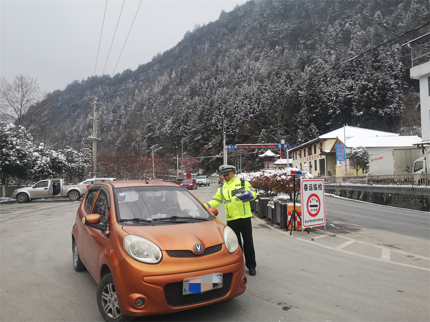 恩施交警在轄區春運臨時執法檢查站對過往車輛進行檢查，並向駕乘人員發放宣傳資料，提醒大家增強冬季安全行車意識。