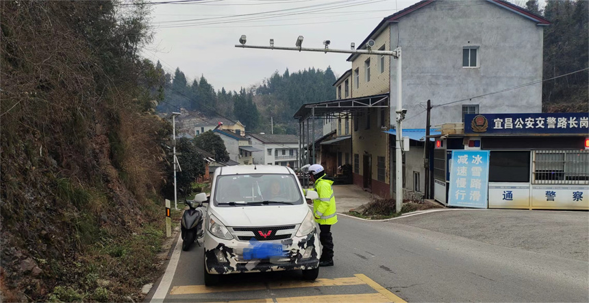 宜昌交警在轄區重點路段路口開展巡邏巡查與定點值守，並將交通安全宣傳教育工作融入其中，樹牢駕駛員安全行車和文明駕駛的交通安全理念。 