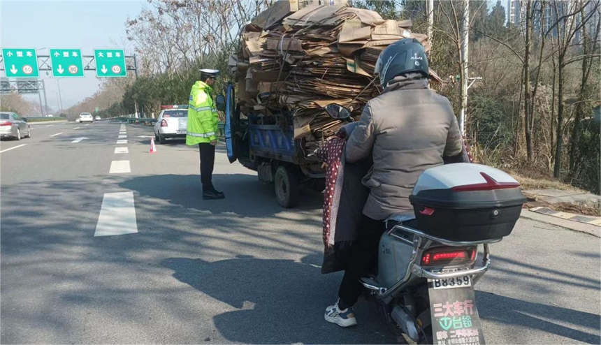 宜昌交警在轄區重點路段路口開展巡邏巡查與定點值守，並將交通安全宣傳教育工作融入其中，樹牢駕駛員安全行車和文明駕駛的交通安全理念。