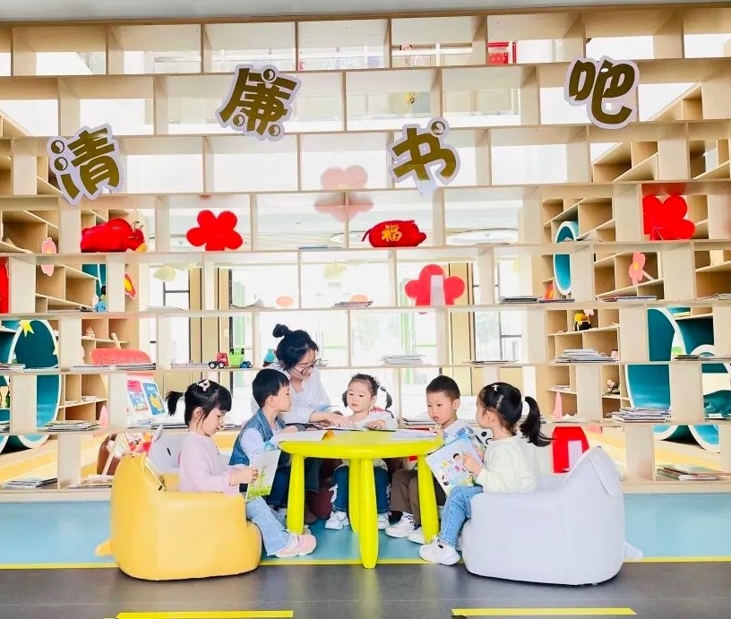 武穴市永宁幼儿园教师正在为小朋友讲述清廉小故事。