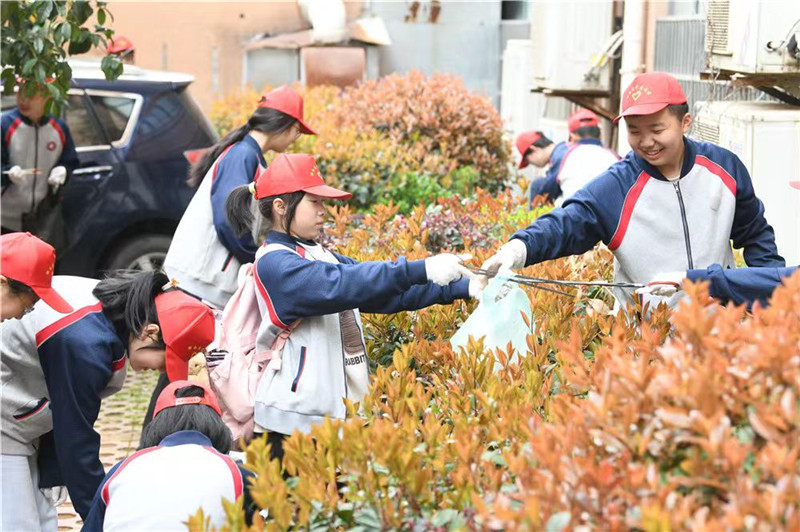 2、2023年3月12日，鄂南高级中学2022级高一年级学生沿着淦河边捡拾生活垃圾。拍摄记者：咸宁日报全媒体记者陈红菊