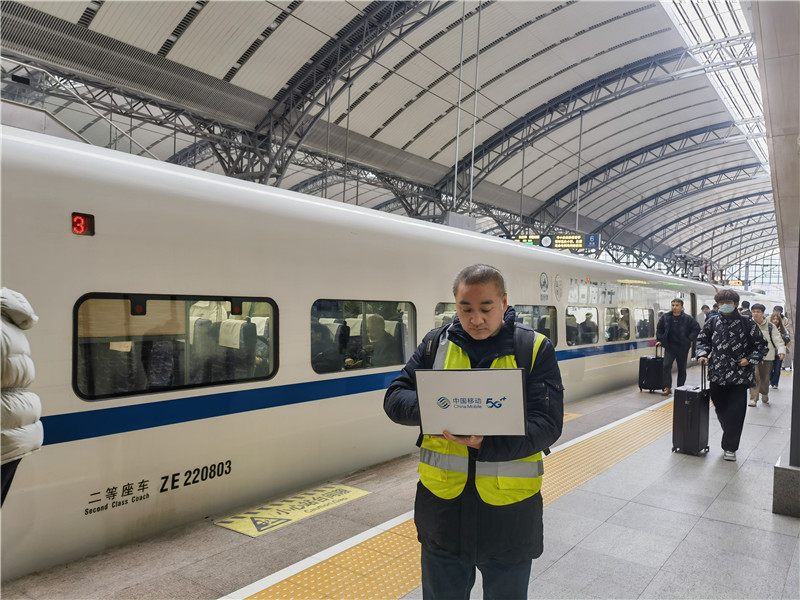 湖北移动技术人员在火车站内优化测试网络