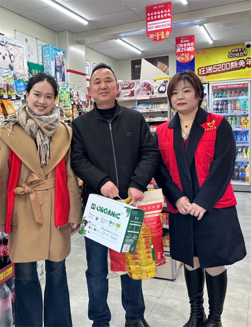 张家湾管理所工作人员慰问爱家便利店店主张顶（中）