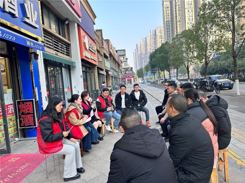 第五“网格”组织召开“小板凳恳谈会”