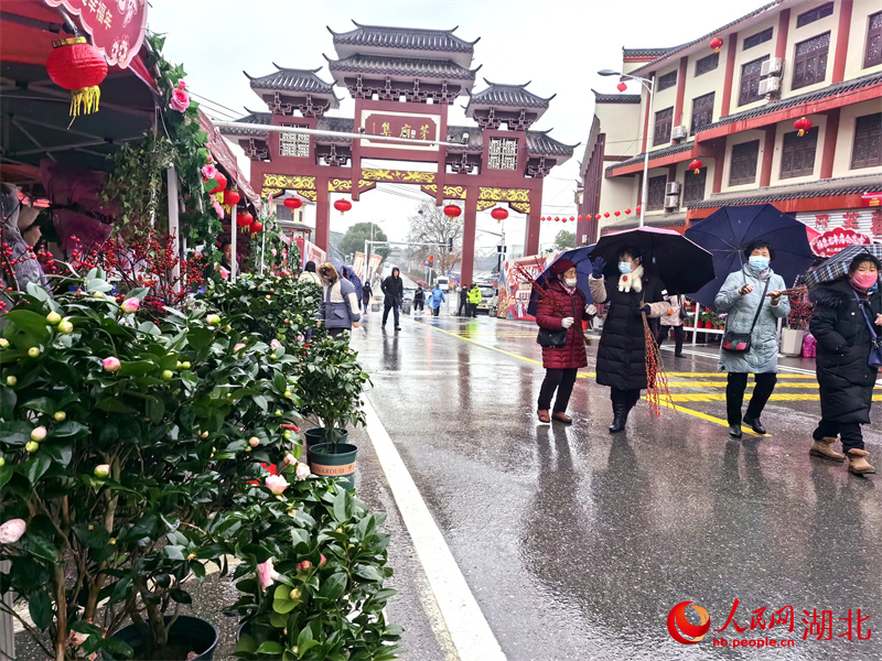 大雨擋不住市民逛廟會的熱情。人民網記者 周雯攝