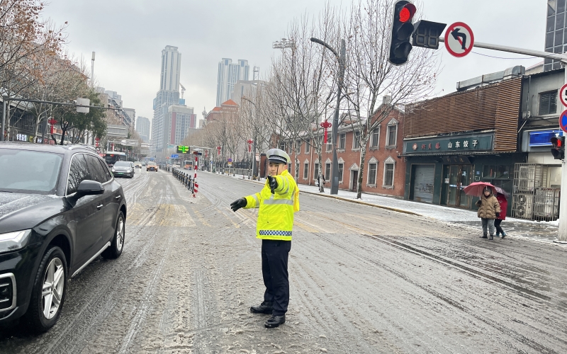 武汉交警迎风战雪持续“护航”