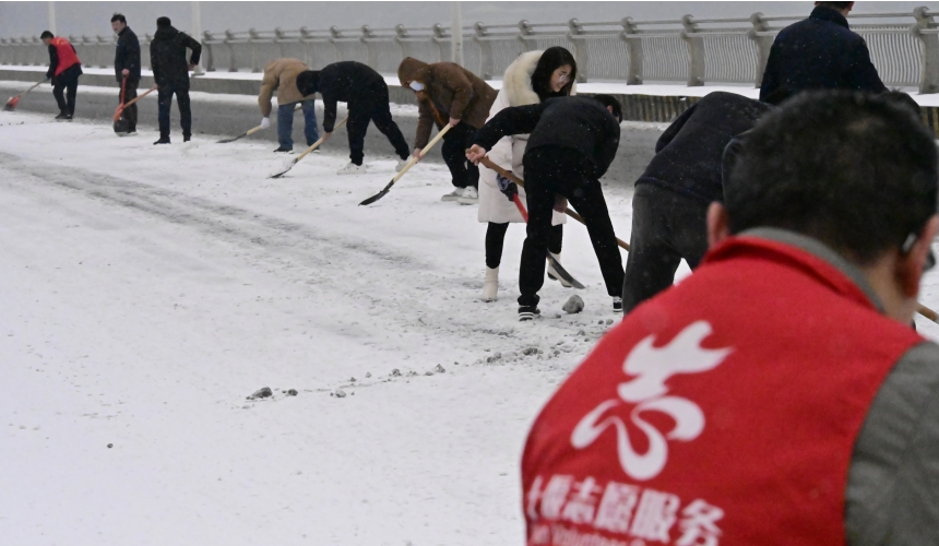 郧阳区齐心协力迎战暴雪。