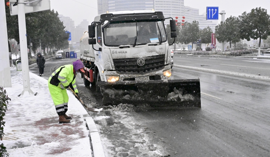 郧阳区齐心协力迎战暴雪。