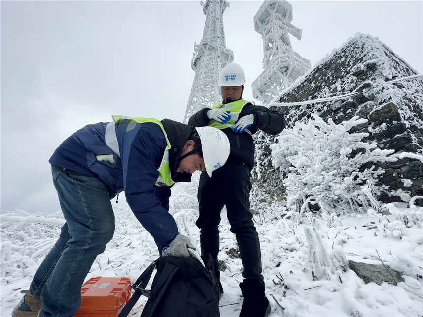 湖北移動搶修人員冒著風雪進行通信設施巡檢，全力保障網絡平穩運行