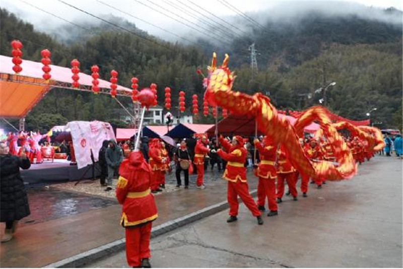 村民们为在场观众表演龙灯 唐成 摄