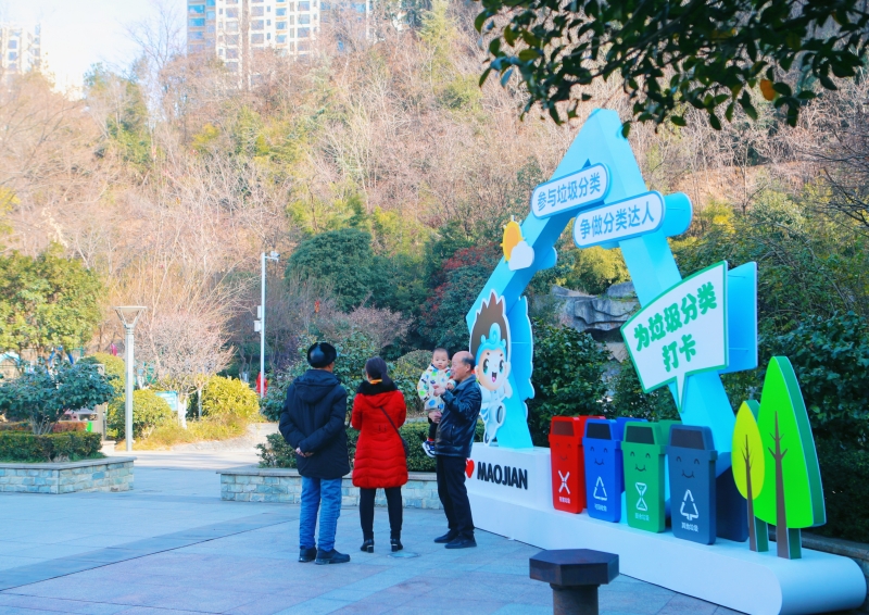 在口袋公园散步休闲的居民。