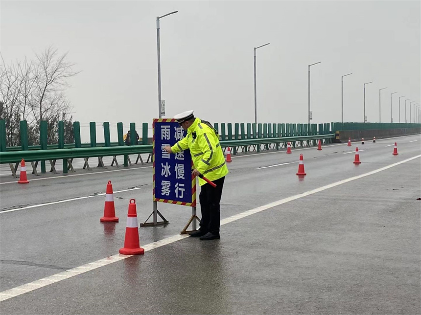 黃石市交巡警支隊全警上路，保障交通暢通。