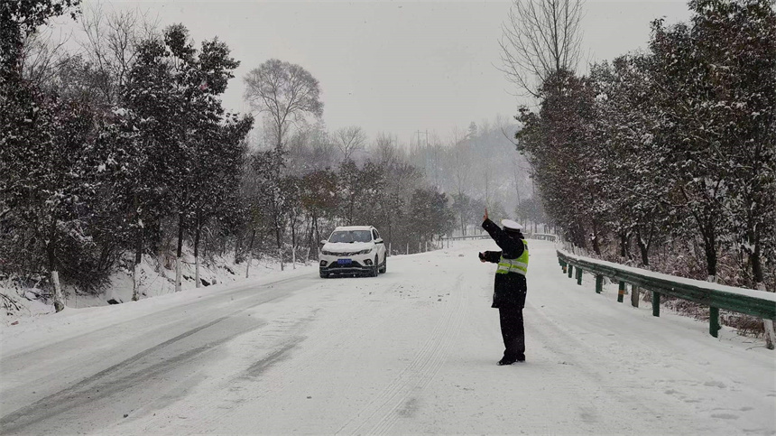 隨州交警以雪為令保暢通。