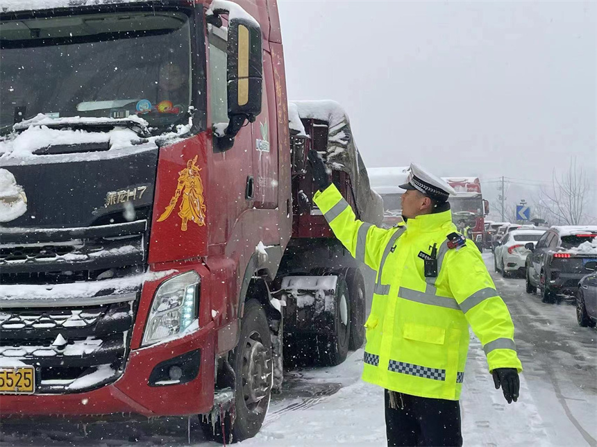 隨州交警以雪為令保暢通。