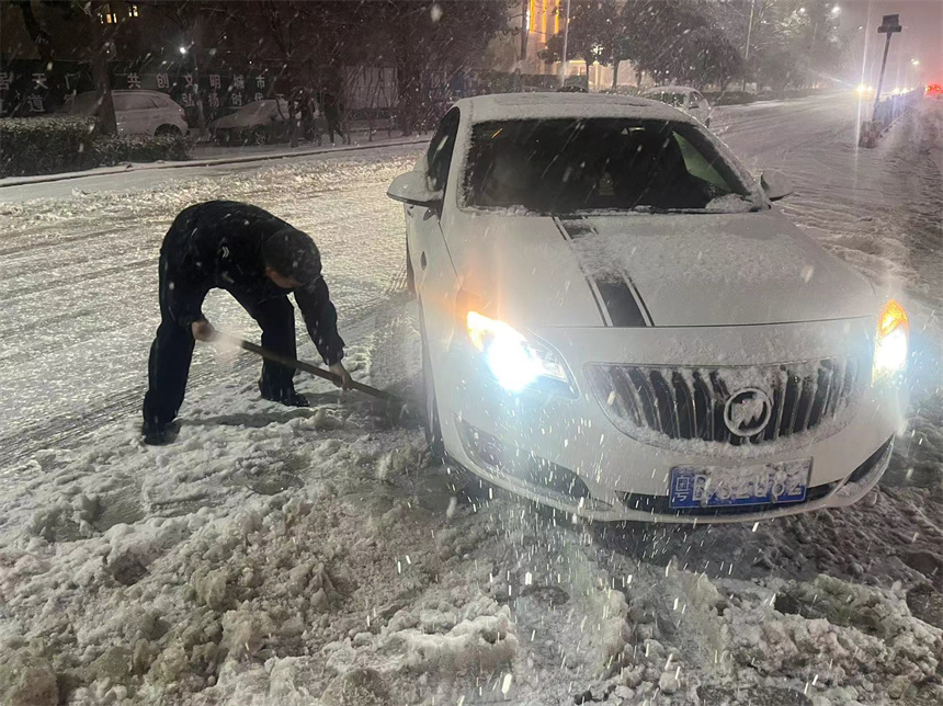 天門交警幫助受困車輛。