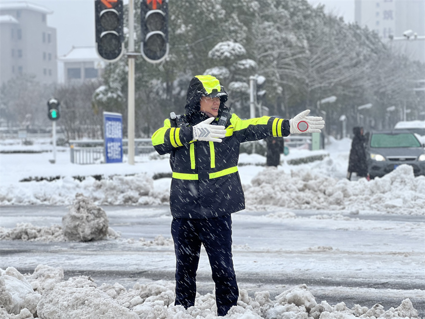 仙桃交警風雪中保暢通。