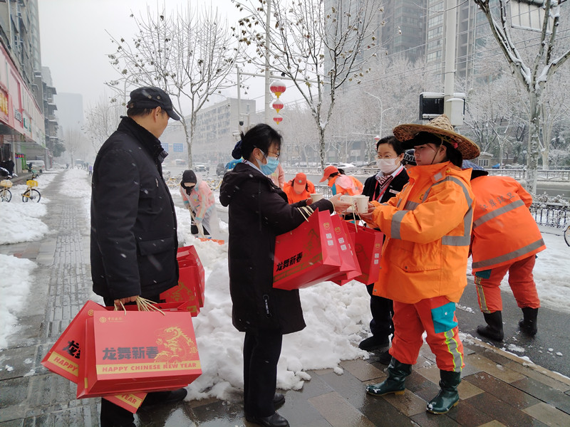 中行湖北省分行志愿者雪天慰问环卫工人。刘峰摄