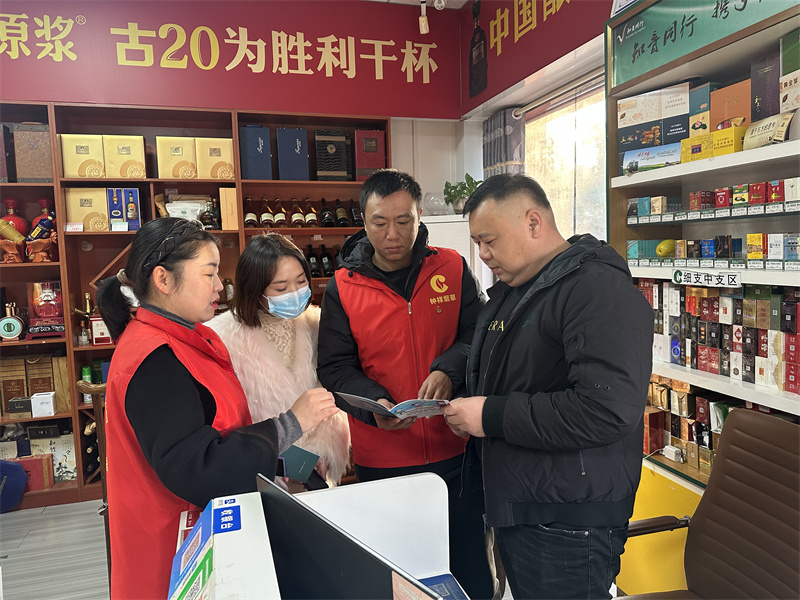 志愿者走进零售户店内开展普法宣传。陈诚摄