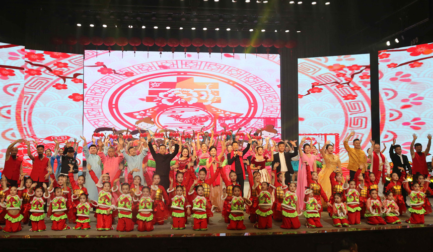 “村晚”全体演员为全县人民送来新年祝福。