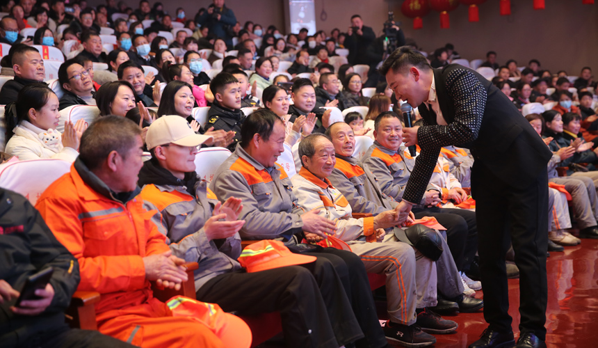 晚会邀请了快递小哥、环卫工人、外出务工返乡人员代表现场聆听。