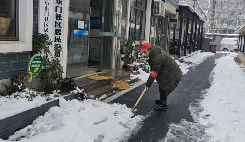 “以雪為令”武昌區青年志願者投身鏟雪保暢通【2】