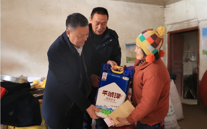 学校党委书记刘生元走访慰问九畹溪镇穿心店村村民。芮雨欣摄