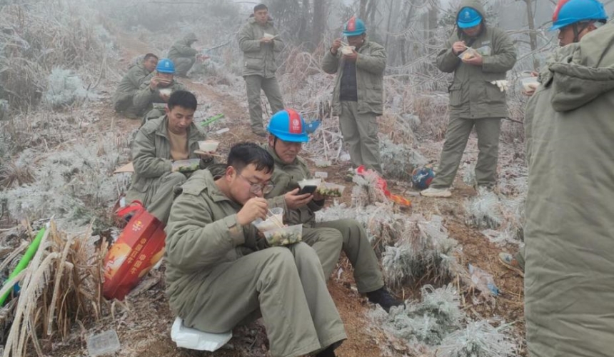 黄冈电力人奋战在抗冰保电一线。王荣摄