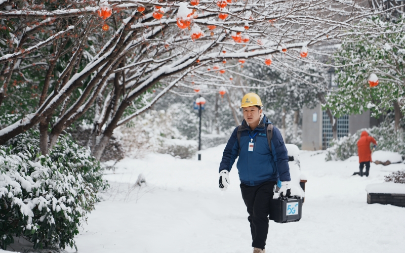 大雪中，湖北移动工作人员上门为用户提供宽带服。