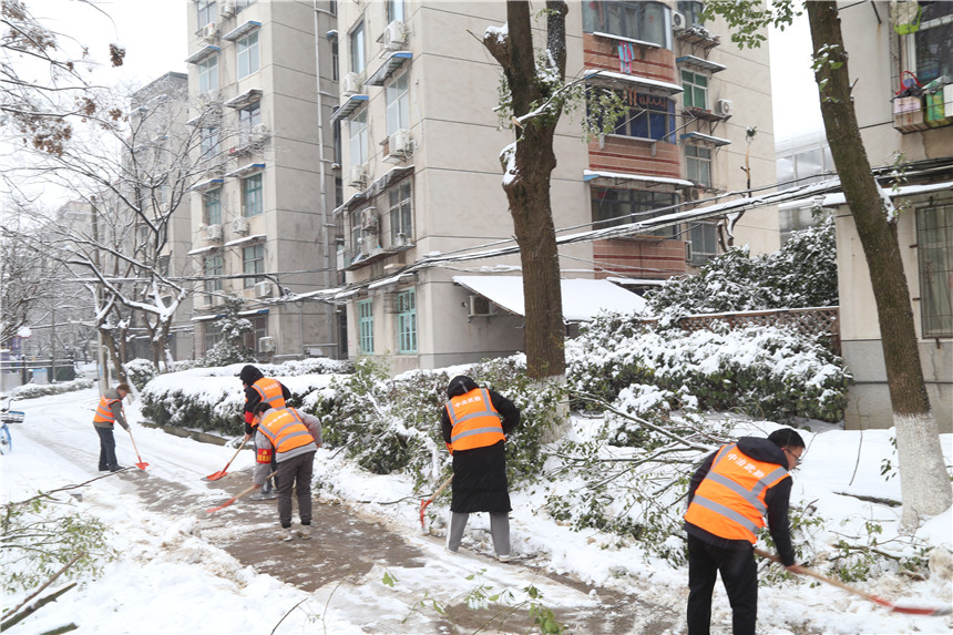 人工鏟雪。