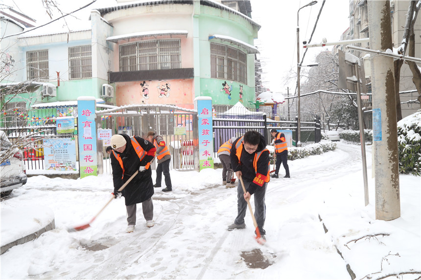 人工鏟雪。