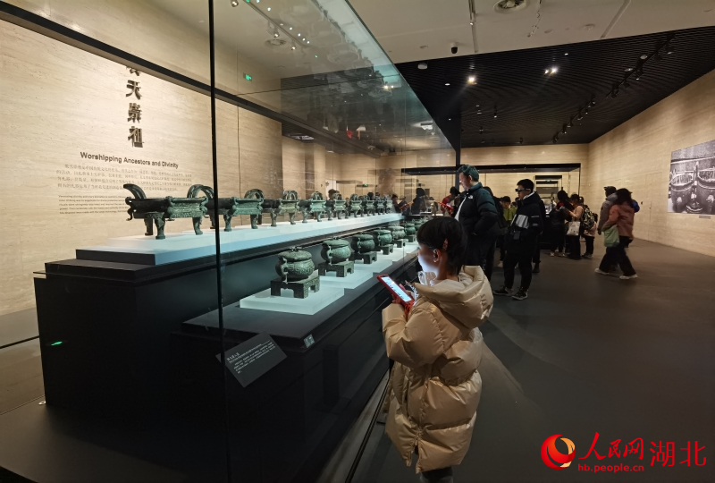 游客在參觀湖北省博物館。人民網記者 周雯攝