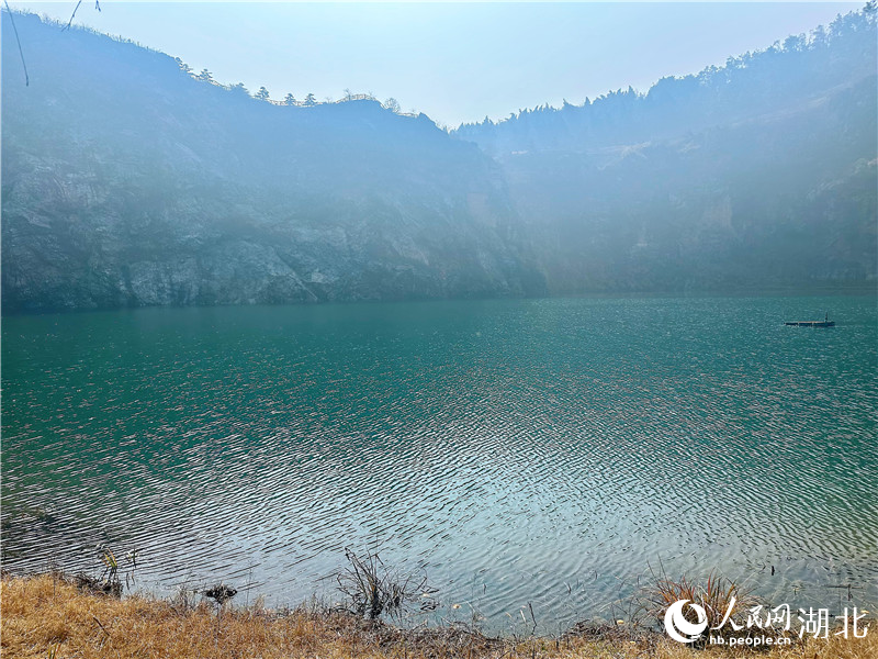 灵山矿坑湖碧蓝如洗。人民网记者 张沛摄