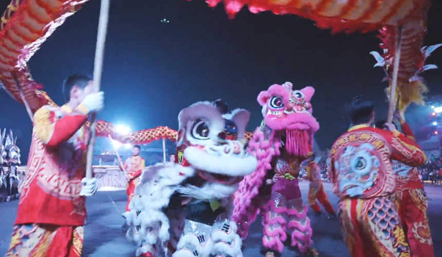 武汉黄陂区景区春节期间的舞狮舞龙表演。鲁明摄