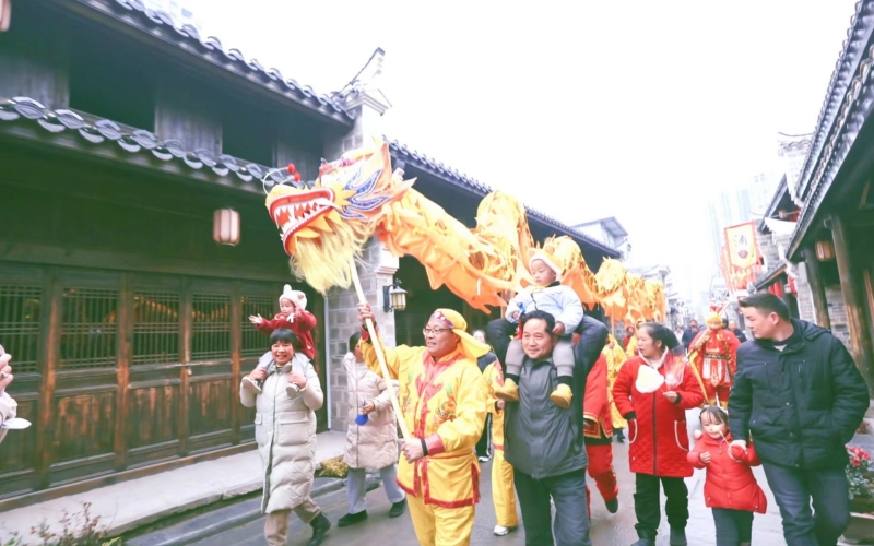 民俗文化活動讓“活”起來的非物質文化遺產在年味兒中“火”起來。 徐軍攝