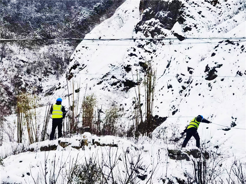 湖北移动抢修人员在山区进行基站线路巡检