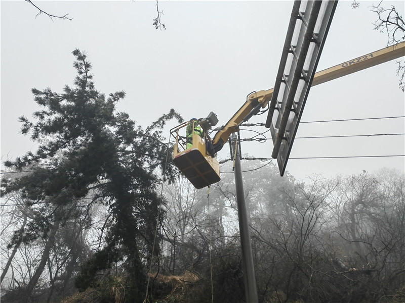 2月20日，國網武漢供電公司工作人員在木蘭山景區清理樹障，保障景區3000余戶居民安全平穩供電。
