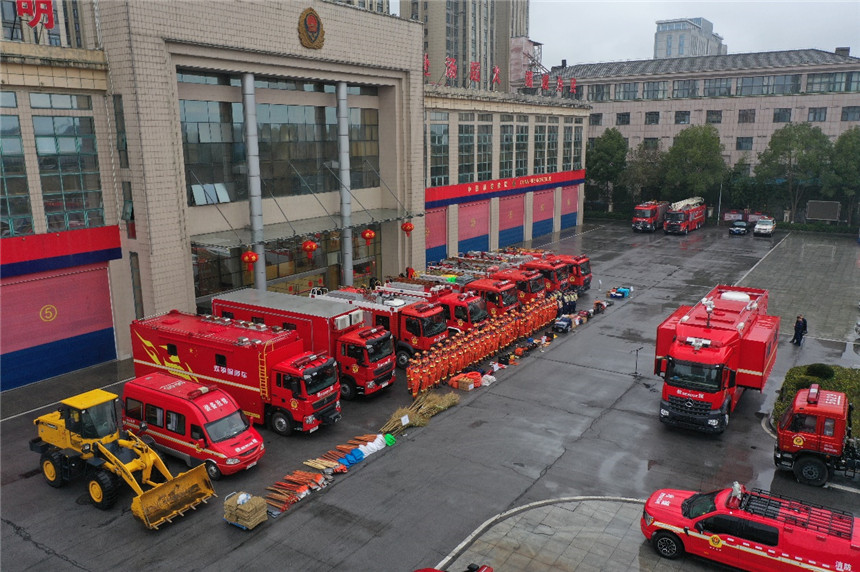 湖北襄陽市消防救援支隊對全市消防救援隊伍備戰情況進行拉動檢驗。蘇曉杰攝