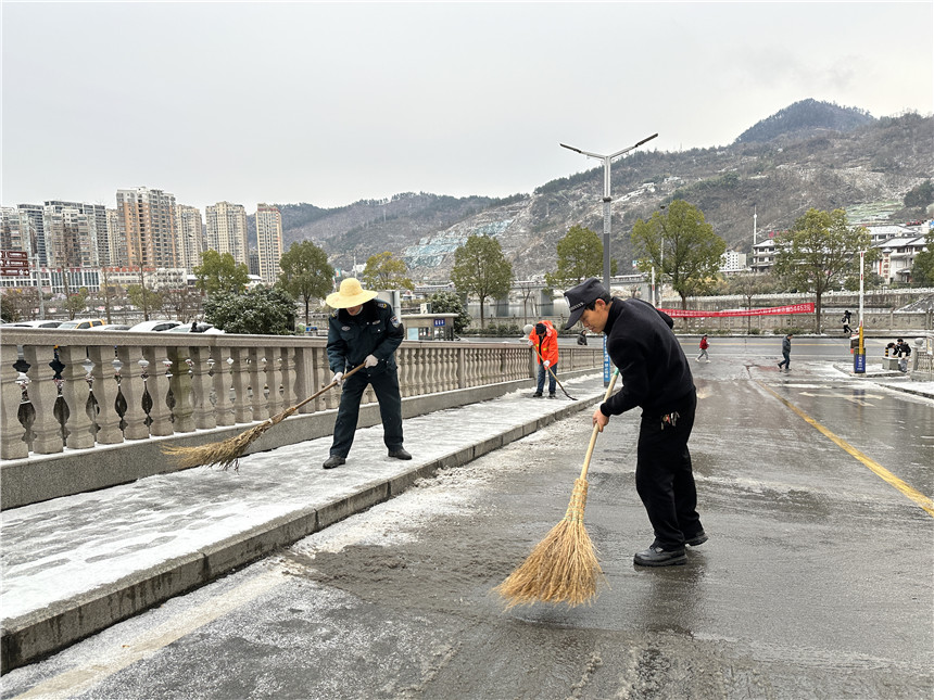 竹山縣城關鎮組織黨員干部、志願者清掃路面積雪。李丹陽攝影報道