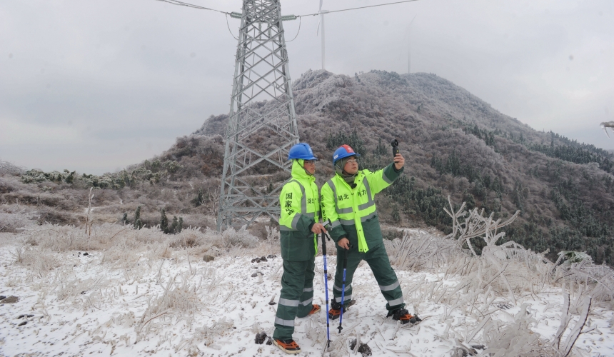 國網孝感供電公司運維人員正在記錄220千伏閔馮一、二回線路舞動情況。余健兵攝