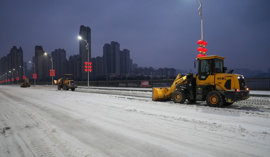 湖北鄂州晝夜奮戰清冰雪。