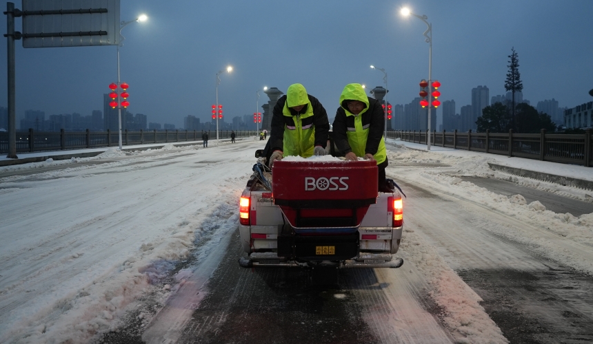 湖北鄂州晝夜奮戰清冰雪。