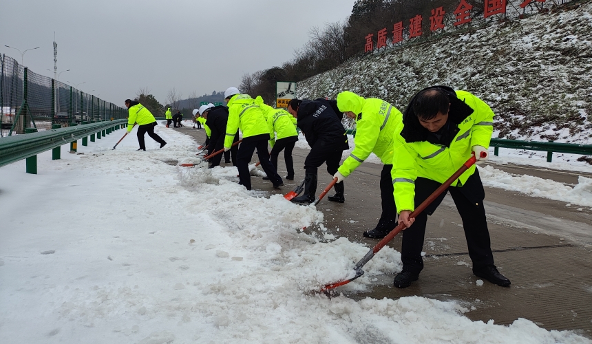 湖北鄂州晝夜奮戰清冰雪。
