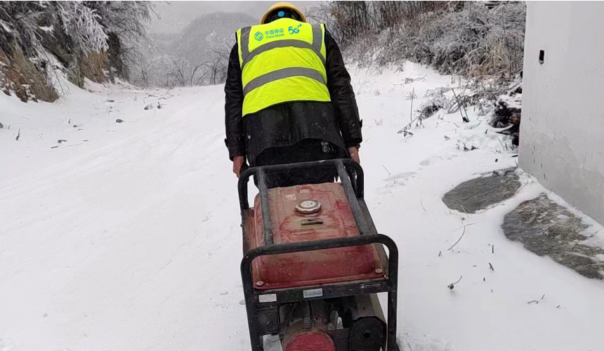 搶修人員頂風冒雪將搶修設備運送至故障站點。