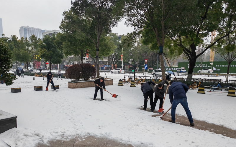 分行營業部門口，工作人員掃清積雪。