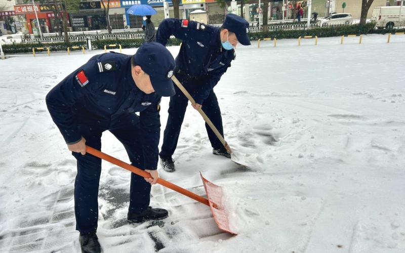 漢陽支行負責人帶領安保人員掃雪鏟冰、鋪設防滑墊。
