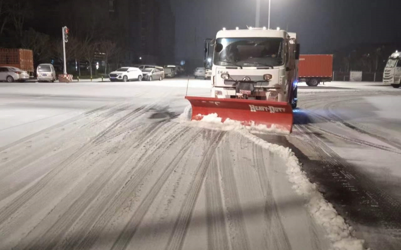 雪鏟車鏟雪。