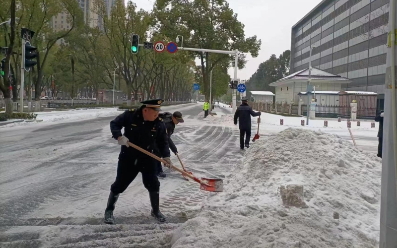 城管執法人員掃雪。